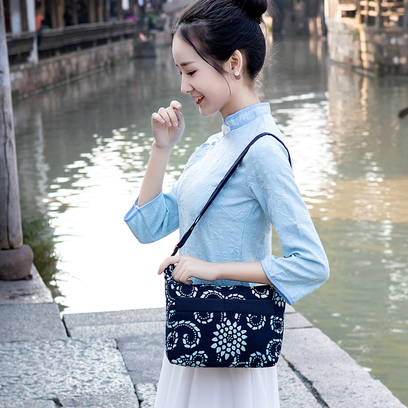 Wuzhen Blue Printing Waxmade -Отскокая плечо -сумка для женской сумки среди женщин в середине и пожилой материнской сумке
