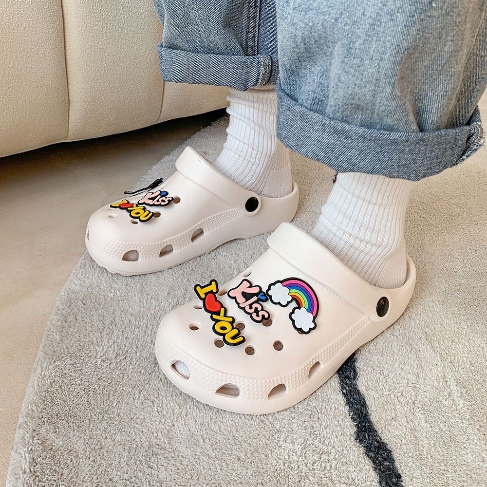 Мультяшные радужные летние пляжные нескользящие тапочки в стиле Crocs для отдыха на платформе, подходят для носки на улице, можно носить двумя способами, закрытый носок