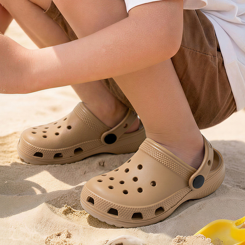 Детские летние нескользящие тапочки в стиле Crocs, физиологичные дизайнерские босоножки, мягкая подошва