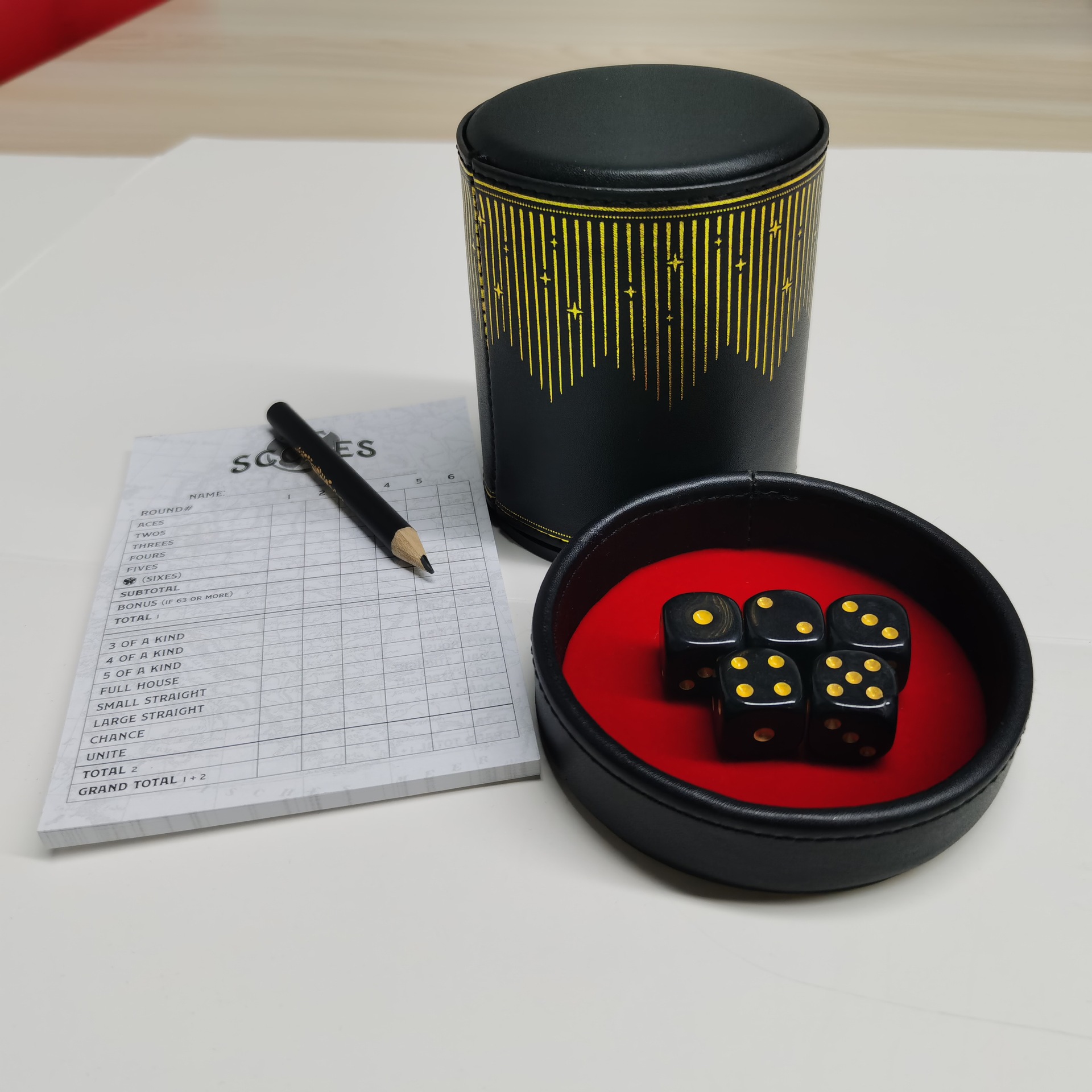 Cross -Bordder Hot -Showing High -End Pu Dice Cup плюс бархатный звуковой кожаный кубок гостиничного клуба KTV Поставки кубка кубка кубка