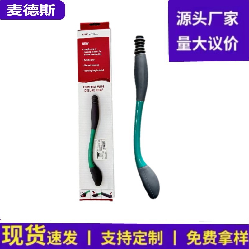 Старик беременная женщина свободно наклониться, чтобы втирать поставки туалета по уходу за очисткой